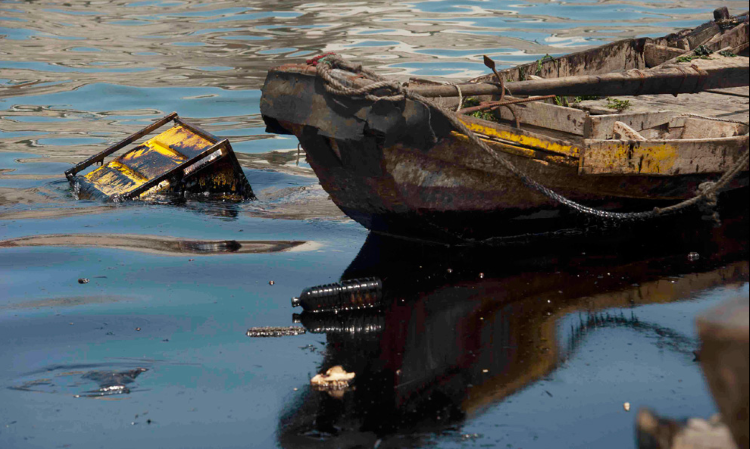 Massive oil spill in Yellow Sea